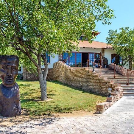 Etosha Safari Lodge, Etosha National Park, Namibia オカウクエジョ エクステリア 写真