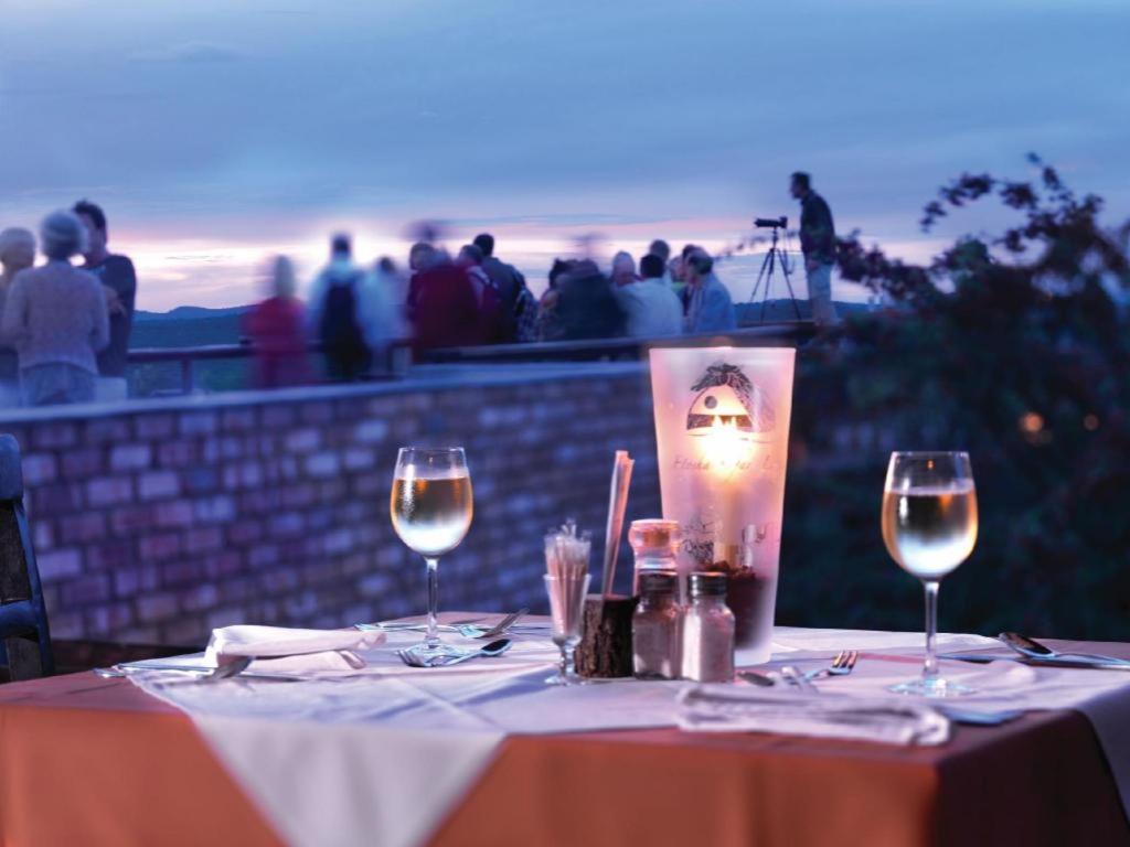 Etosha Safari Lodge, Etosha National Park, Namibia オカウクエジョ エクステリア 写真