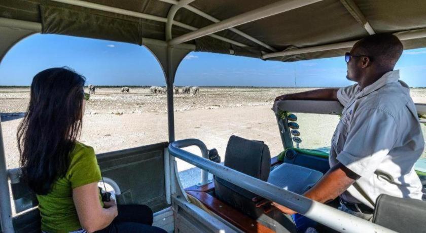 Etosha Safari Lodge, Etosha National Park, Namibia オカウクエジョ エクステリア 写真